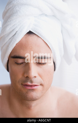 Junger Mann mit einem Handtuch auf dem Kopf Stockfoto