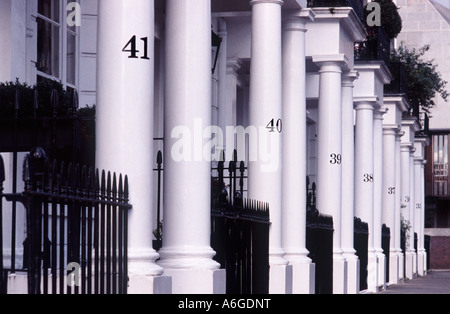 Black Street Adresse Zahlen auf Linie des weißen Säulen vor Regency-Häusern, Thurloe Square, South Kensington, London SW7 England Stockfoto