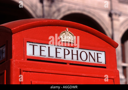 Gebogene Spitze der eine klassische rote britische Telefonzelle (K6-Modell), London, England Stockfoto