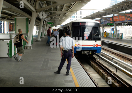 Thailand, Bangkok Skytrain, eine Schiene basiert Nahverkehrssystem oben Sukhumvit Road. Station Nana. Stockfoto