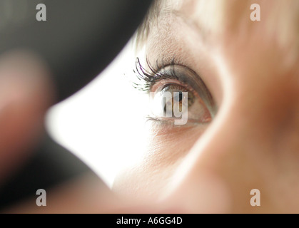 Nahaufnahme von Auge einer Frau in Spiegel Stockfoto