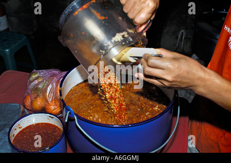 Thailand, Bangkok Sompong Seetha, Lebensmittel Verkäufer macht seine beliebten Huhn mit Reis Hainan Stil. Stockfoto