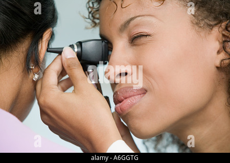 Arzt untersuchen Patienten mit Otoskop Stockfoto