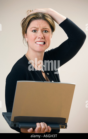 Gestresste Frau mit laptop Stockfoto