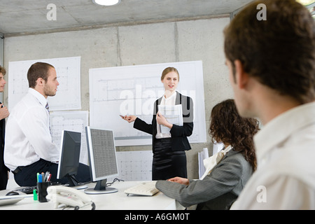 Frau Vortrag an Kollegen Stockfoto