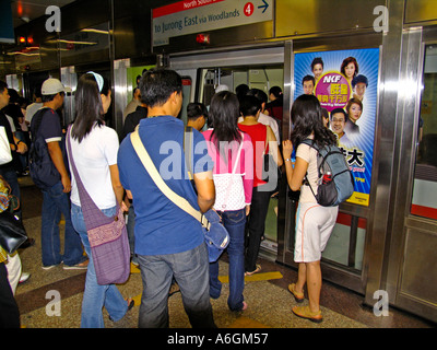 Einsteigen in ein MRT u-Bahn Singapur Stockfoto