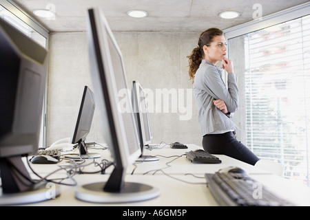 Nachdenkliche Frau im Büro Stockfoto