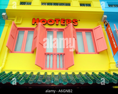 Pastell farbigen Hooters Restaurant Gebäude am Fluss Fußgänger Straße Singapore Clarke Quay Stockfoto