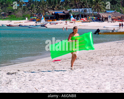 Junge Frau Spaziergänge am Strand mit grüne Luftmatratze Perhentian Kecil Malaysia Stockfoto