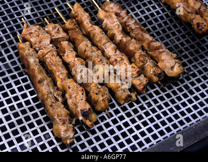 Im Freien grillen mit Hähnchenspieße auf Spieße immer auf ein Holzkohlefeuer Grill gegrillt Stockfoto