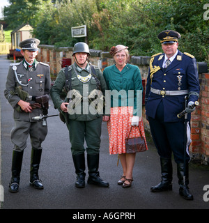 Deutsche Luftwaffe Offizier mit NS-Parteimitglieder Stockfoto