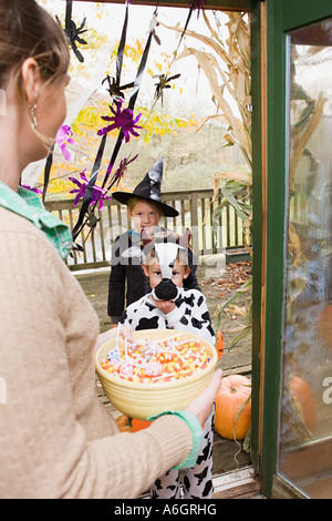 Frau mit Süßigkeiten für Trick oder treaters Stockfoto