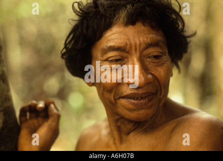 Porträt des alten Panare-Indigenen in Venezuela. Die Panare (Endonym E’ñepa) besiedeln den Regenwald im südlichen Bolívar und im nördlichen Amazonas-Bundesstaat Venezuela. Stockfoto