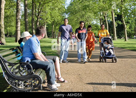 eine Gruppe von Jugendlichen multiethnische Spaziergang durch einen Park in London Stockfoto