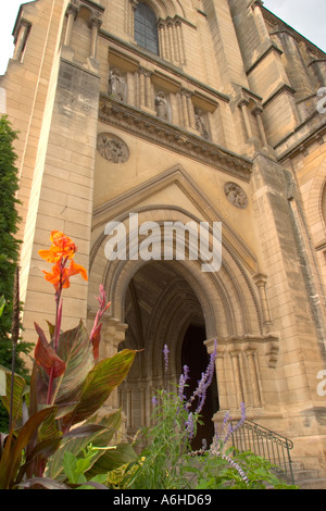 Kirche Eingang niedrigen Winkel Blick in Bergerac auf der Dordogne In frankreich eu Stockfoto