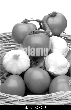 Korb mit Tomaten und Knoblauch in schwarzen und weißen High-Key Stockfoto