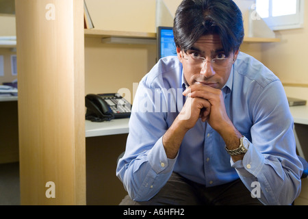 Ost-indischen männliche Führungskraft in Großraumbüro Stockfoto