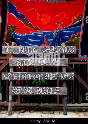 Rustikale Zeichen für Batik-Klassen und Fahrrad Vermietung Cherating Malaysia Stockfoto