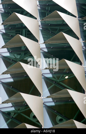 Geometrischen Aluminium Schattierungen im Esplanade - Theater an der Bucht Singapur Stockfoto