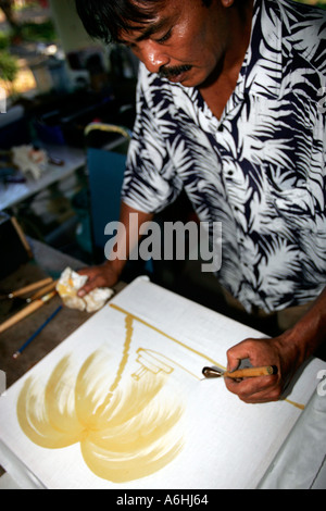 Batik-Künstler malt Palme auf Tuch Cherating Malaysia Stockfoto