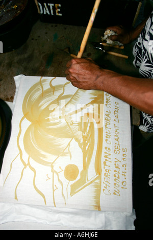 Batik Künstler bringt Oberflächen palm und Schiffsentwurf Cherating Malaysia Stockfoto
