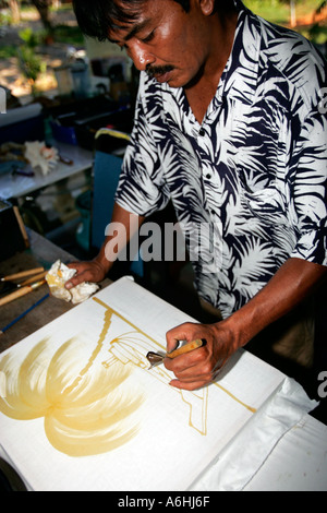 Batik-Künstler macht Design mit einem Applikator Cherating Malaysia Stockfoto