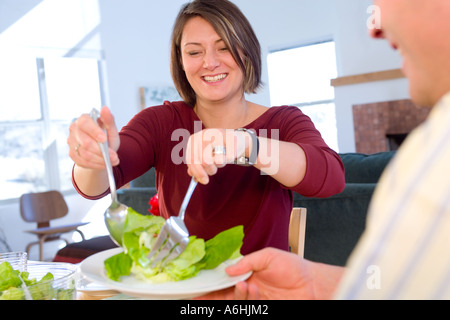 schwanger asiatisch-amerikanische Frau, die einen gesunden Salat zu essen Stockfoto