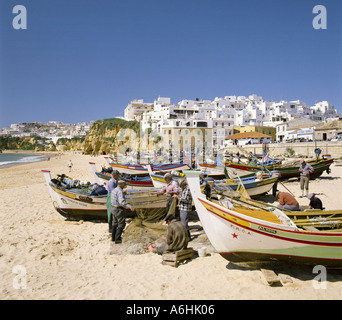 Portugal Algarve Albufeira Fischer am Strand Männer ausbessern Netze Stockfoto