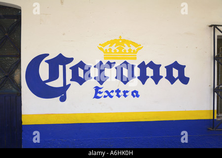Corona Werbung gemalt an der Wand eines kleinen speichern Mexiko Stockfoto