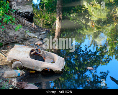 Gebrochene Spielzeugauto in schlammigen Bach hinter Teil von Salang Beach Tioman Island, Malaysia Stockfoto