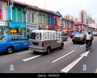 Verkehr und bunten Shophouses Serangoon Road-Singapur Stockfoto