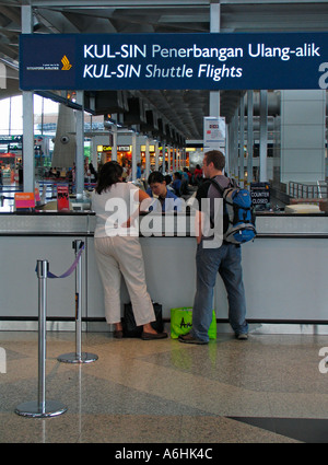 Kunden an die Singapore Airlines KUL, Singapur Shuttle entgegenzuwirken Kuala Lumpur International Airport Stockfoto