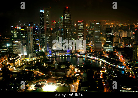 Finanzviertel, Boat Quay Singapore River und Singapore Cricket Club im Vordergrund, beleuchtet in der Nacht. Stockfoto