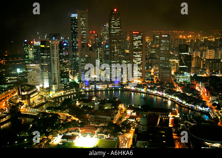 Finanzviertel, Boat Quay Singapore River und Singapore Cricket Club im Vordergrund, beleuchtet in der Nacht. Stockfoto