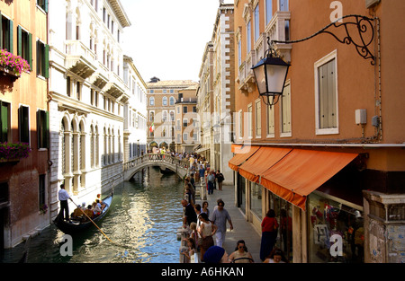 Kanal und Geschäfte Venedig, Italien Stockfoto
