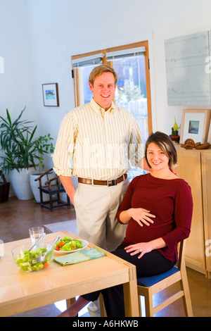 Porträt des asiatisch-amerikanische schwangere Frau und ihr Mann zu Hause Stockfoto