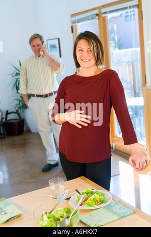 Porträt des asiatisch-amerikanische schwangere Frau und ihr Mann zu Hause Stockfoto