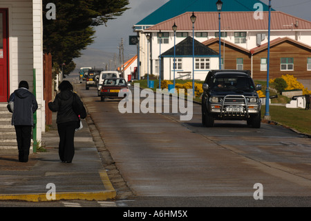 Street View von Ross Road, der Hauptstraße von Stanley, Hauptstadt der Falkland-Inseln Stockfoto