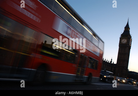 Bus reisen über Westminster Bridge vor den Houses of Parliament, London, Hauptstadt Stadt von England, Großbritannien Stockfoto