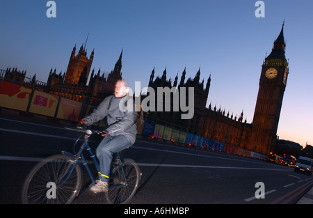 Radfahren über Westminster Bridge vor den Houses of Parliament, London, Hauptstadt Stadt von England, Großbritannien Stockfoto