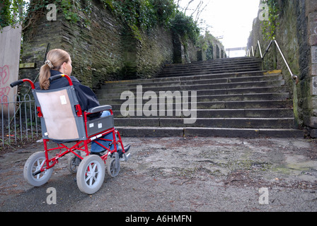 Behinderte Frau im Rollstuhl nicht in der Lage, große Treppe Treppen steigen Stockfoto