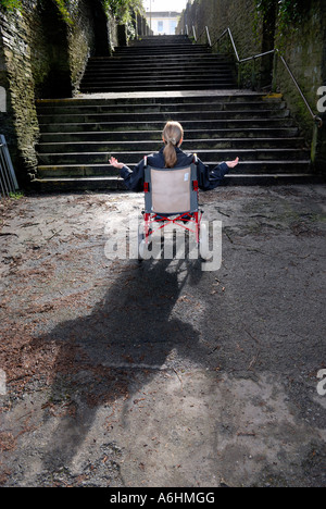 Behinderte Frau im Rollstuhl nicht in der Lage, große Treppe Treppen steigen Stockfoto