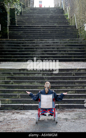 Behinderte Frau im Rollstuhl nicht in der Lage, große Treppe Treppen steigen Stockfoto