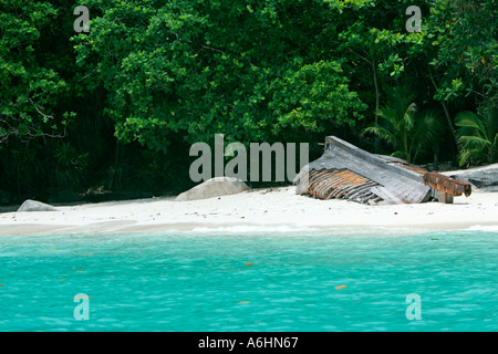 Kiel und Rippen des umgedrehten verlassene Boot am Strand Perhentian Besar Malaysia Stockfoto