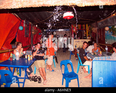 Regen-Wasser-Kaskaden durch Dach in Strand Meeresfrüchte Restaurant Perhentian Kecil Malaysia Stockfoto