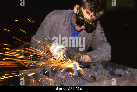 Mann mit einer Sauerstoff-Acetylen brennen Waffe im industriellen Umfeld Stockfoto
