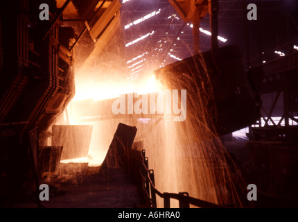 Geschmolzenes Eisen gegossen aus einem Transfer-Pfanne in eine offene Feuerstelle Stahl-Ofen ca. 1963 Stockfoto