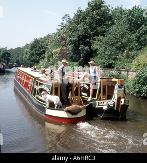 Ein Hotelboot paar am Gargrave in der Nähe von Skipton Stockfoto