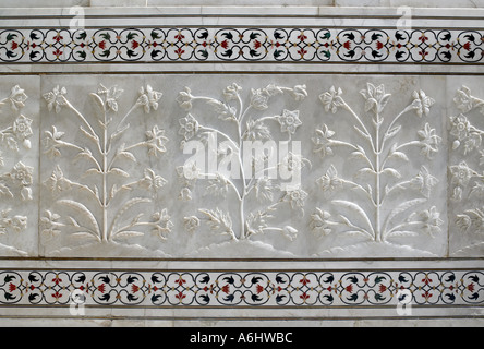 Reich verzierte Marmor Schnitzwerk an den Wänden des Taj Mahal in Agra in Nordindien Stockfoto