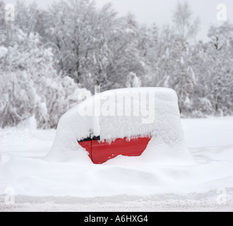 Bayern München nach einen Blizzard schneebedeckten geparkt extra klein Kleinwagen Smart Stockfoto